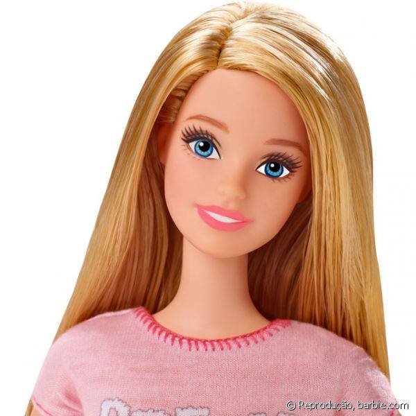 A Barbie tradicional surgiu também com tons de pele diferentes, sendo este o mais bronzeado